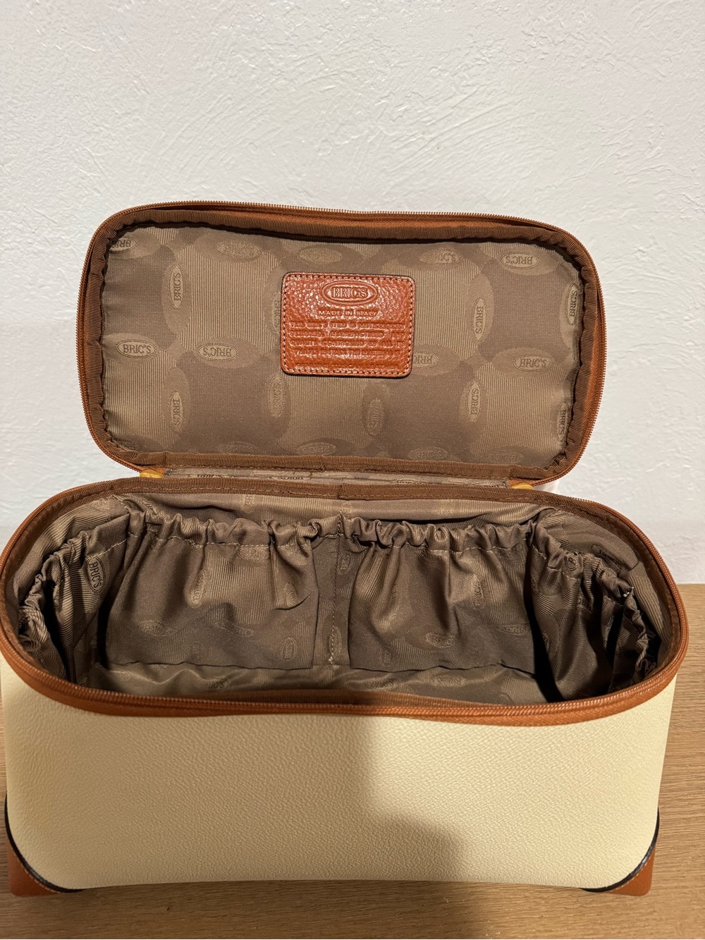 Bric’s Firenze Train Case - Cream with Tan Trim - Picture 6 of 10
